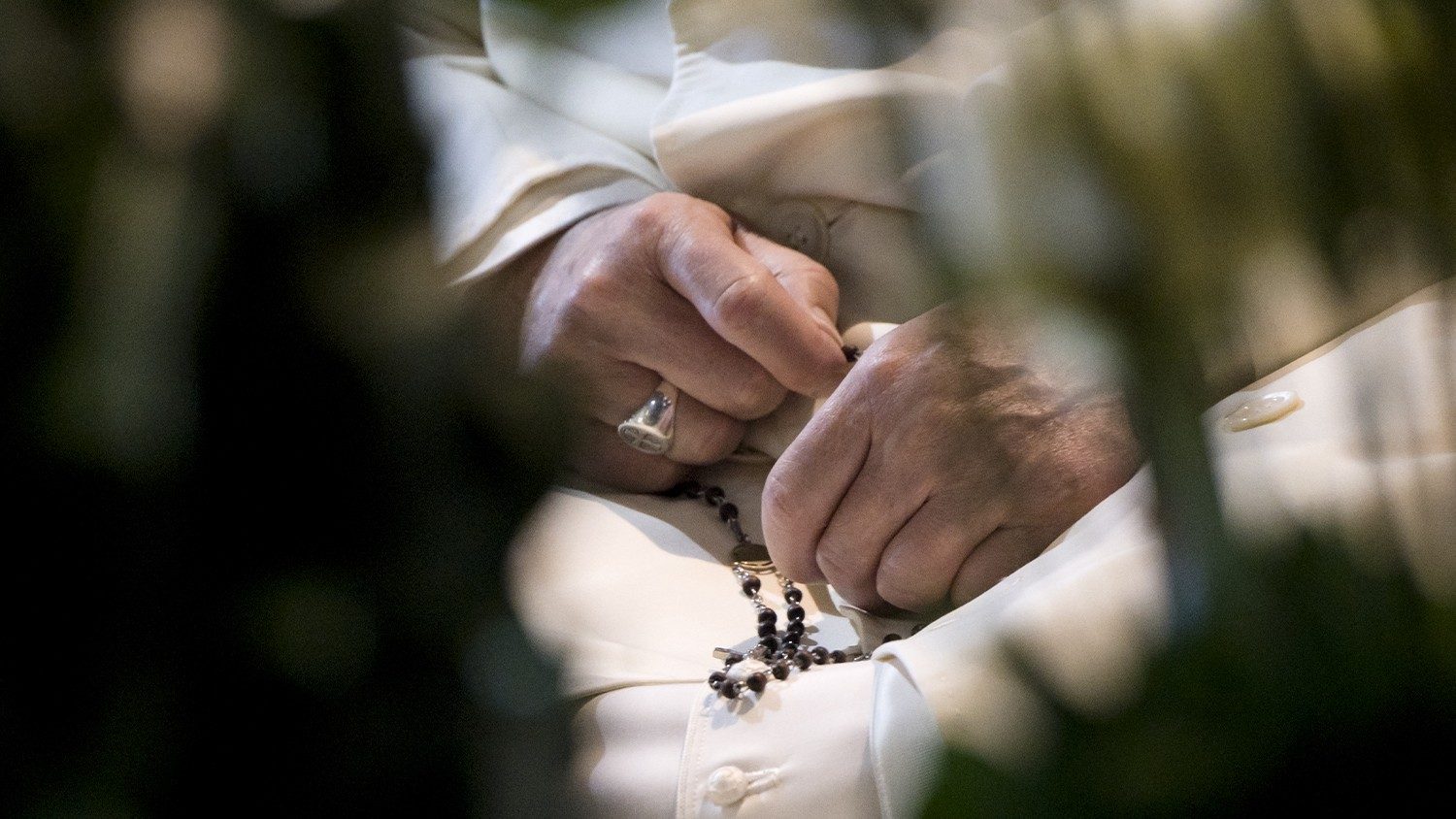 Le Pape priant le chapelet