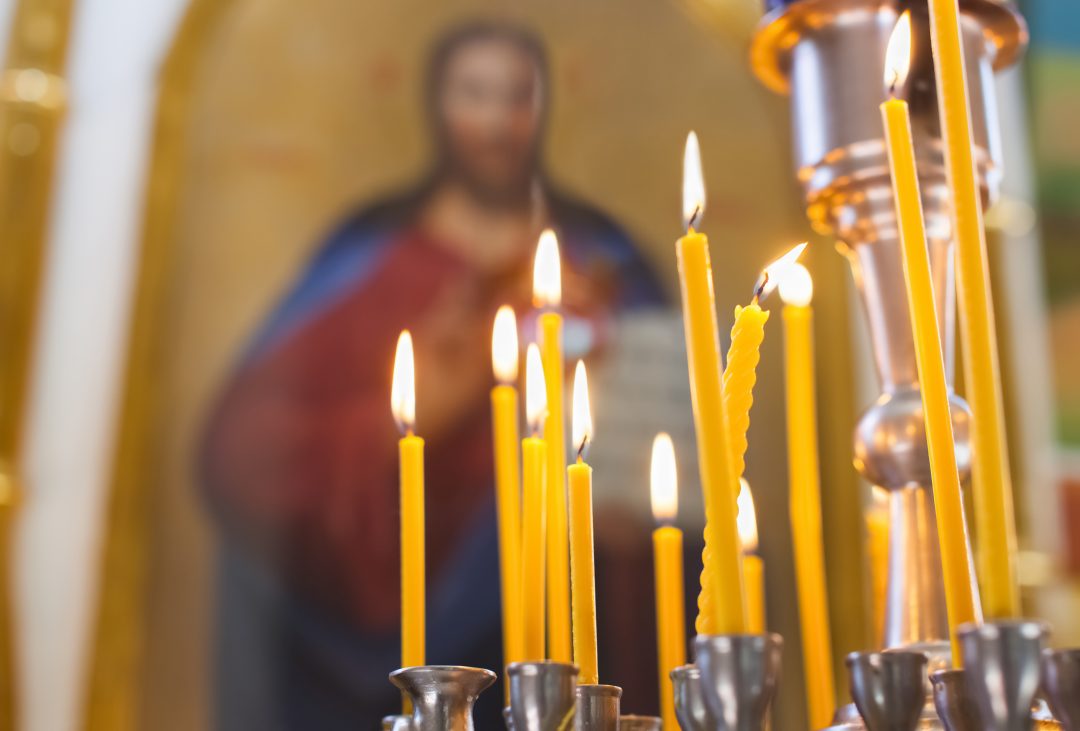 Cierges dans une église orthodoxe