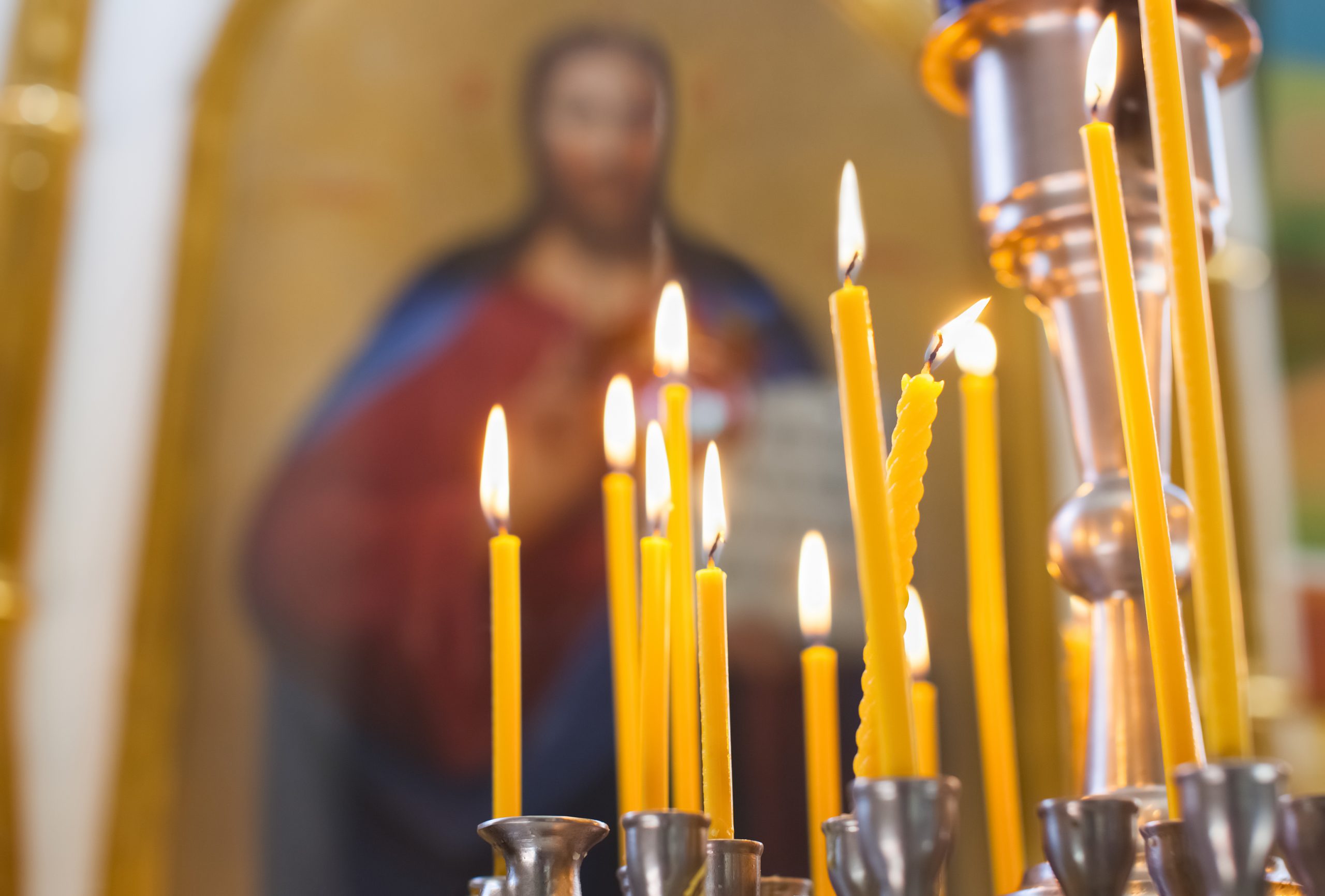 Cierges dans une église orthodoxe